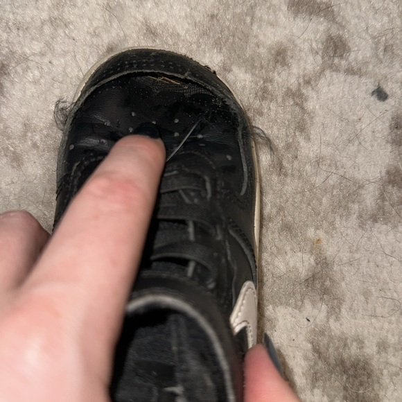 Size 8 Toddler Nikes - Picture 4 of 4